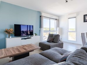 TV - Spacious 2-Bedroom Apartment with WiFi, AC, Balcony, and Parking near Narbonne Beach (Narbonne-Narbonne Plage-Narbonne Plage)