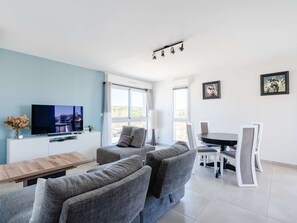 TV - Spacious 2-Bedroom Apartment with WiFi, AC, Balcony, and Parking near Narbonne Beach (Narbonne-Narbonne Plage-Narbonne Plage)