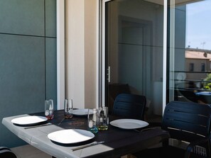 Outdoor dining - Modern Apartment with WIFI, Parking & Balcony, 300m from Beach (Narbonne-Narbonne Plage-Narbonne Plage)