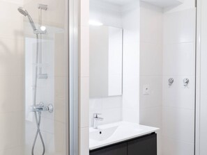 Hair dryer - Modern Apartment with WIFI, Parking & Balcony, 300m from Beach (Narbonne-Narbonne Plage-Narbonne Plage)