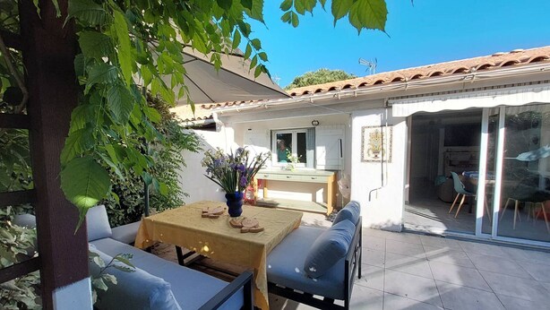 A patio area with a table, chairs, and a sofa. - Air-conditioned pavilion for 6 pers. with parking & bikes in Gruissan (Gruissan)