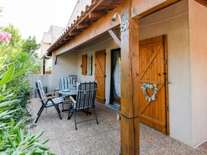 Outdoor dining - Cozy T2 Mezzanine near Lagoon with A/C, Pool, WiFi, Parking - Sleeps 4 (Gruissan)