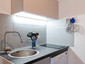 Fridge, oven, stovetop, dishwasher - Cozy T2 Mezzanine near Lagoon with A/C, Pool, WiFi, Parking - Sleeps 4 (Gruissan)