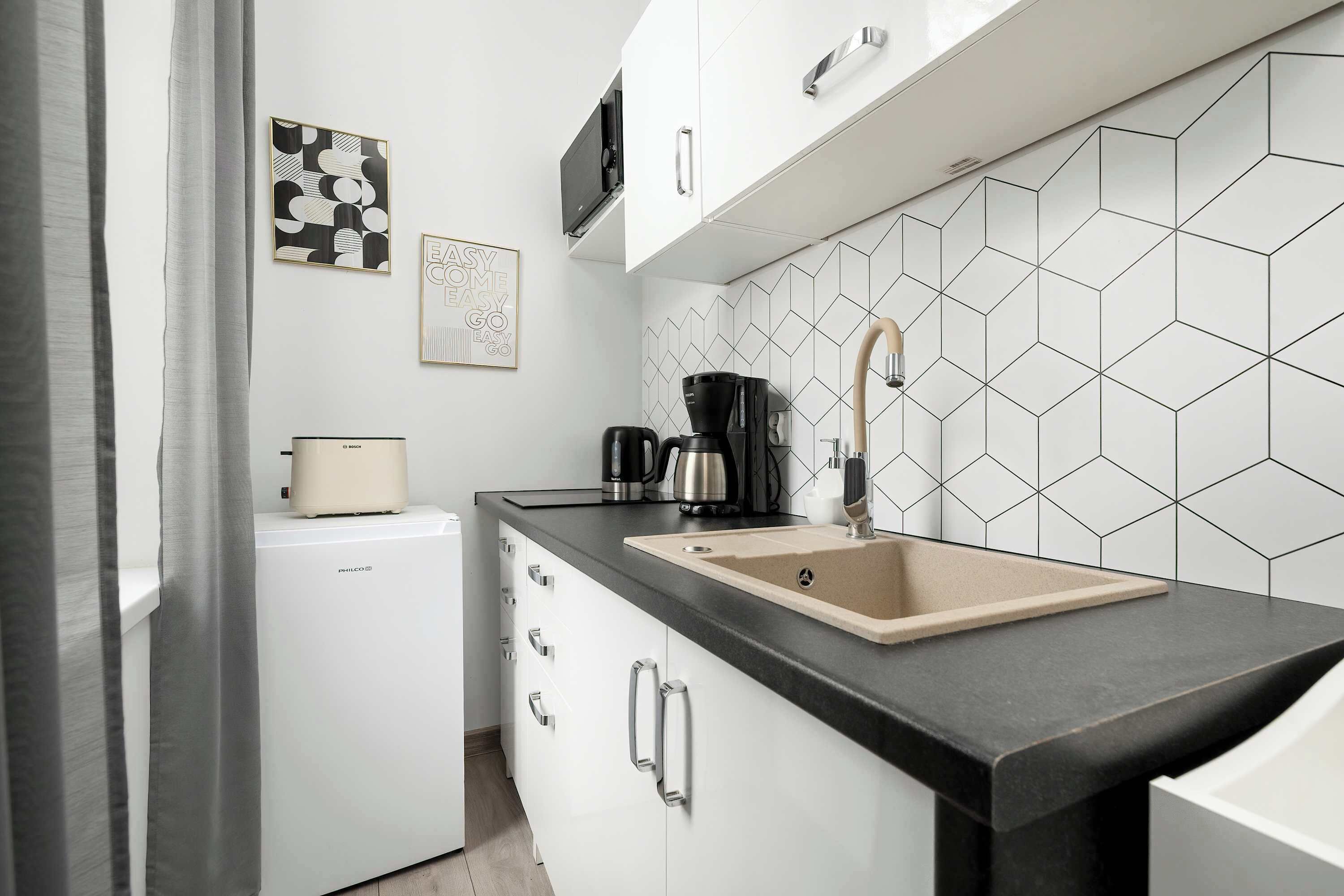 Kühlschrank, Mikrowelle, Herdplatte, Wasserkocher mit Kaffee-/Teezubehör