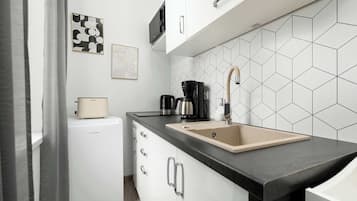 Kühlschrank, Mikrowelle, Herdplatte, Wasserkocher mit Kaffee-/Teezubehör