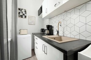 Kühlschrank, Mikrowelle, Herdplatte, Wasserkocher mit Kaffee-/Teezubehör