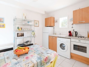 Fridge, microwave, oven, stovetop - Duplex for 4 with Pool Access, Terrace, and Parking Near Beach (Fleury-Saint-Pierre-la-Mer)