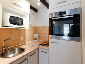 Réfrigérateur, micro-ondes, four, cafetière/bouilloire