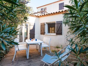 Outdoor dining - Ground-Floor T2, Shared Pool, WIFI, Garage, Narbonne-Plage (Narbonne)