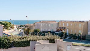 A coastal residential area with buildings, a street, and a clear view of the sea. - Comfortable House with Pool, Terrace, and Parking in Saint-Pierre-La-Mer (Fleury-Saint-Pierre-la-Mer)