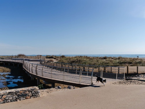 Comfortable House with Pool, Terrace, and Parking in Saint-Pierre-La-Mer