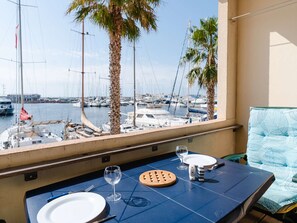 Outdoor dining - Studio cabin with pool and port view in Gruissan (Gruissan)