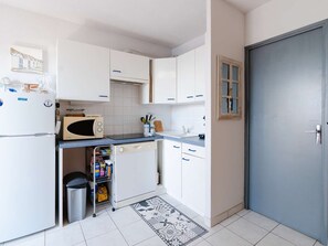 Fridge, microwave, stovetop, dishwasher - Studio cabin with pool and port view in Gruissan (Gruissan)