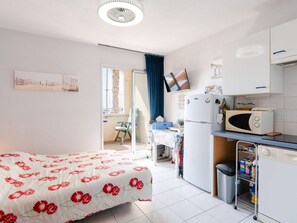 Room - Studio cabin with pool and port view in Gruissan (Gruissan)
