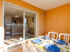 Dining - T2 Apartment with Wifi, Pets Allowed and Parking in Saint-Pierre-La-Mer (Fleury-Saint-Pierre-la-Mer)