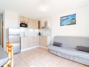 TV - T2 Apartment with Wifi, Pets Allowed and Parking in Saint-Pierre-La-Mer (Fleury-Saint-Pierre-la-Mer)