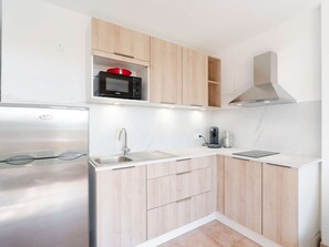 Fridge, stovetop - T2 Apartment with Wifi, Pets Allowed and Parking in Saint-Pierre-La-Mer (Fleury-Saint-Pierre-la-Mer)