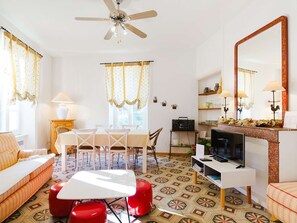 TV - Spacious 3-Bed Apartment in Vineyard Estate, Near Narbonne-Plage (Narbonne-Narbonne Plage-Narbonne Plage)