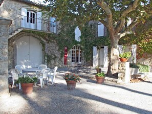 Outdoor dining - Spacious 3-Bed Apartment in Vineyard Estate, Near Narbonne-Plage (Narbonne-Narbonne Plage-Narbonne Plage)