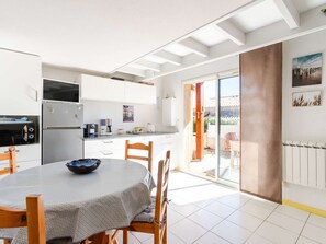 Fridge, microwave, oven, stovetop - Family-Friendly Air-Conditioned Cottage with WiFi, Pool & Parking (Fleury-Saint-Pierre-la-Mer)