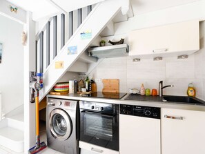 Fridge, microwave, oven, stovetop - Family-Friendly Air-Conditioned Cottage with WiFi, Pool & Parking (Fleury-Saint-Pierre-la-Mer)