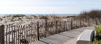 Charming Studio with Mezzanine, A/C, Shared Pool, Near Beach and Parking