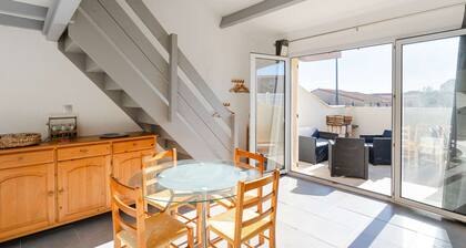 Charming Studio with Mezzanine, A/C, Shared Pool, Near Beach and Parking