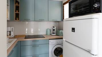 Micro-ondes, plaque de cuisson, cafetière/bouilloire, grille-pain