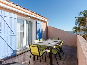 Outdoor dining - 3-room apartment with pool, sea view terrace and private parking (Fleury-Saint-Pierre-la-Mer)