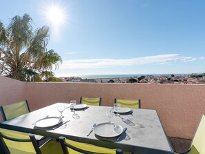 Outdoor dining - 3-room apartment with pool, sea view terrace and private parking (Fleury-Saint-Pierre-la-Mer)