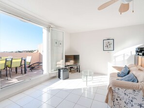TV - 3-room apartment with pool, sea view terrace and private parking (Fleury-Saint-Pierre-la-Mer)
