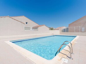 Pool - Cozy Studio Loft with AC, WiFi, Pool Access, and Private Parking (Gruissan)