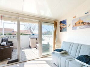TV - Cozy Studio Loft with AC, WiFi, Pool Access, and Private Parking (Gruissan)