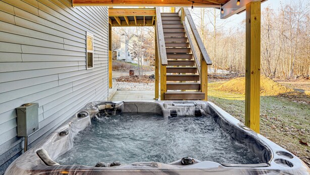 A hot tub with a wooden staircase leading to a covered area. - Peaceful Retreat Near Lake Barkley! (Cadiz)