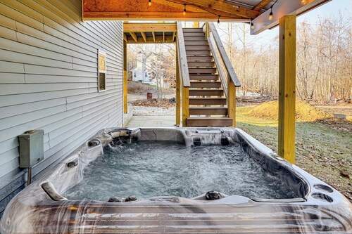Peaceful Retreat w/ Hot Tub Near Lake Barkley!