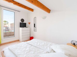 3 bedrooms, free WiFi - Air-Conditioned 3-Bedroom House, Terrace, & WiFi – Steps from Grazel Beach, Pet-Friendly (Gruissan)