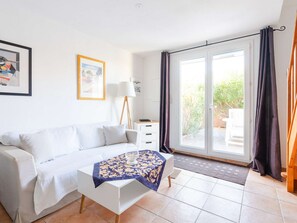 TV - Air-Conditioned 3-Bedroom House, Terrace, & WiFi – Steps from Grazel Beach, Pet-Friendly (Gruissan)