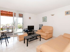 TV - Air-conditioned villa, 3 bedrooms, terrace with sea view in Saint Pierre la Mer (Fleury-Saint-Pierre-la-Mer)