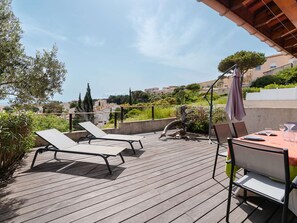 Outdoor dining - Air-conditioned villa, 3 bedrooms, terrace with sea view in Saint Pierre la Mer (Fleury-Saint-Pierre-la-Mer)