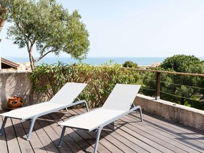 Terrace/patio - Air-conditioned villa, 3 bedrooms, terrace with sea view in Saint Pierre la Mer (Fleury-Saint-Pierre-la-Mer)