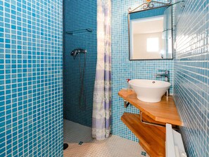 Bathroom - Air-conditioned villa, 3 bedrooms, terrace with sea view in Saint Pierre la Mer (Fleury-Saint-Pierre-la-Mer)