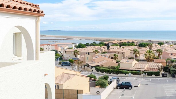 Zona residencial costera con vista a la playa y al océano.