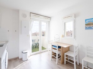 Dining - Cozy T2 Saint-Pierre, 4 pers, Pets OK (Fleury-Saint-Pierre-la-Mer)