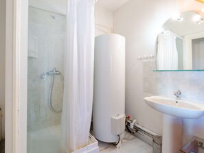 Bathroom - Charming Villa with A/C, Summer Kitchen, and Free WiFi Near Beach (Narbonne)