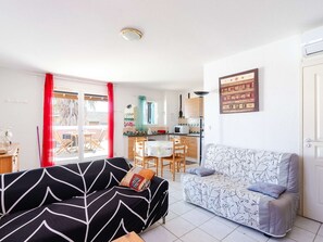 TV - Charming Villa with A/C, Summer Kitchen, and Free WiFi Near Beach (Narbonne)