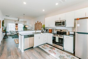 Fridge, microwave, oven, stovetop - Old Capital - Prof. Design, Purple Matt., Sleeps 5 (Milledgeville)