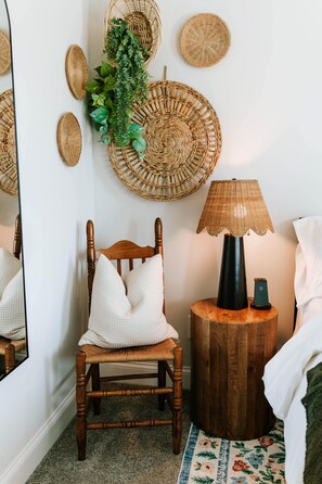 Iron/ironing board, travel crib, free WiFi, bed sheets - Old Capital - Prof. Design, Purple Matt., Sleeps 5 (Milledgeville)