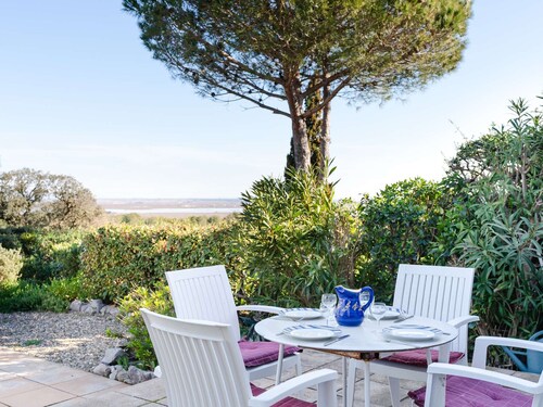 3-room villa with large garden, shared pool, sea view