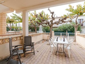 Outdoor dining - Stylish Renovated 2-BR Apartment with AC, Terrace, Near Beach (Fleury-Saint-Pierre-la-Mer)