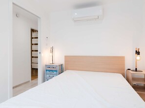 2 bedrooms - Stylish Renovated 2-BR Apartment with AC, Terrace, Near Beach (Fleury-Saint-Pierre-la-Mer)